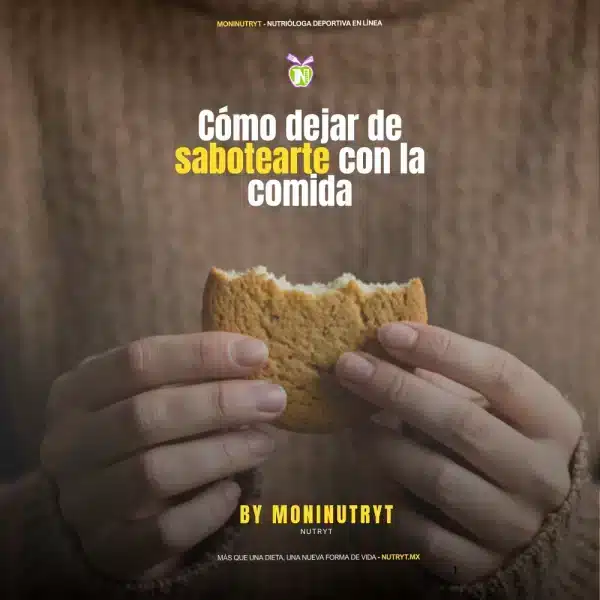 Mujer triste comiendo emocionalmente en la cocina de noche – sabotaje con la comida. Aprendiendo Cómo dejar de sabotearte con la comida.