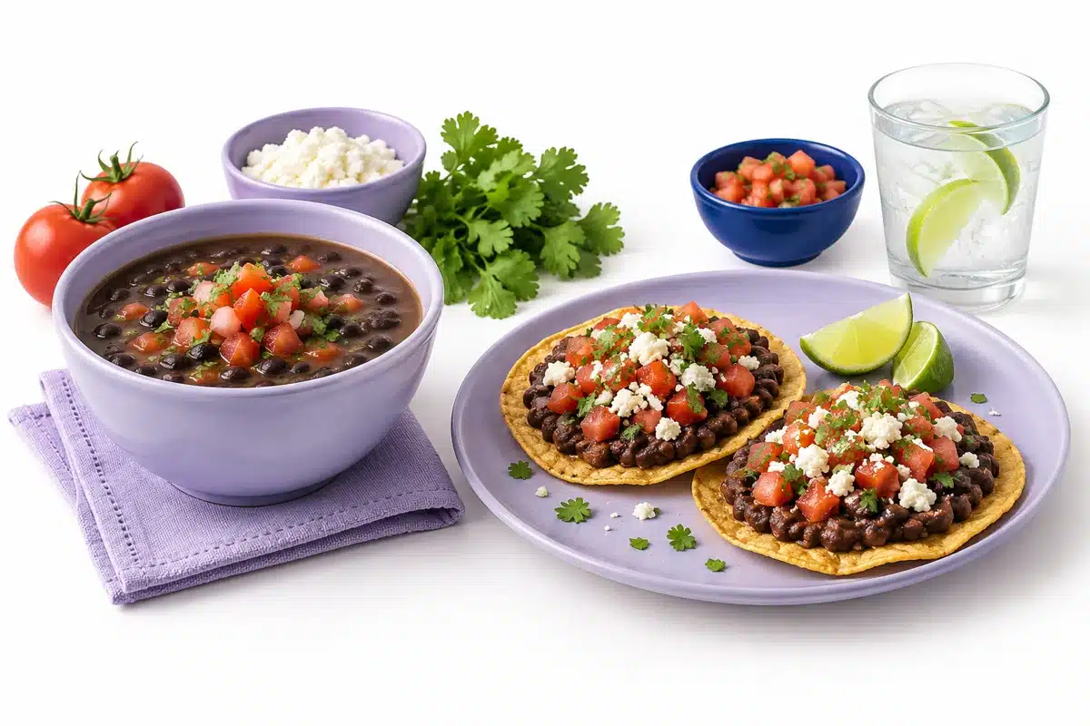 Sopa de frijoles y tostadas de frijoles con queso y jitomate.