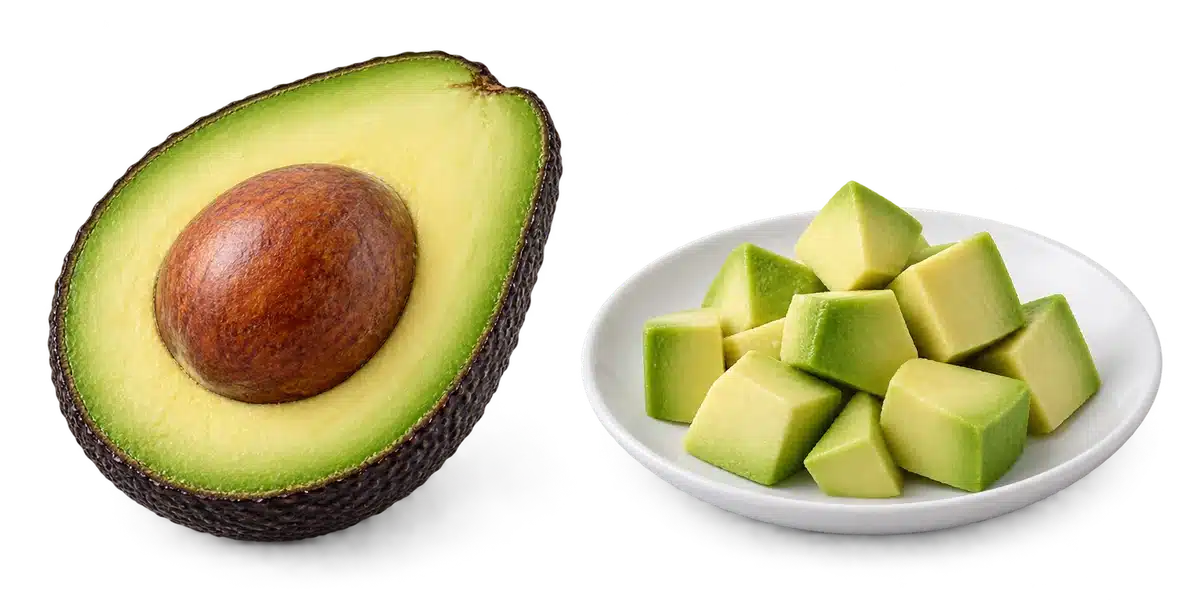 Aguacate con hueso junto a pulpa servida en un plato