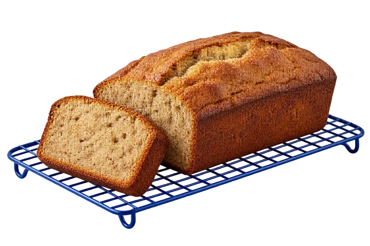 Pan de plátano enfriándose sobre una rejilla y una rebanada