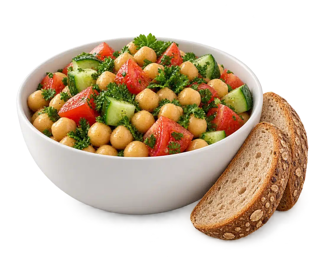 Ensalada de garbanzos, pepino y jitomate con pan integral